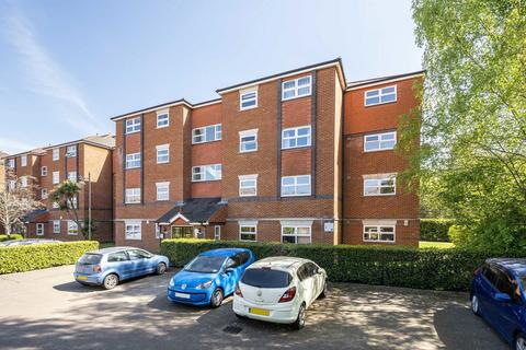 3 bedroom flat for sale, Lisle Close, London SW17