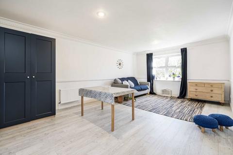 3 bedroom flat for sale, Lisle Close, London SW17