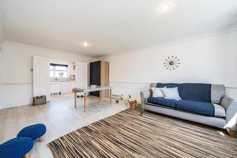 3 bedroom flat for sale, Lisle Close, London SW17