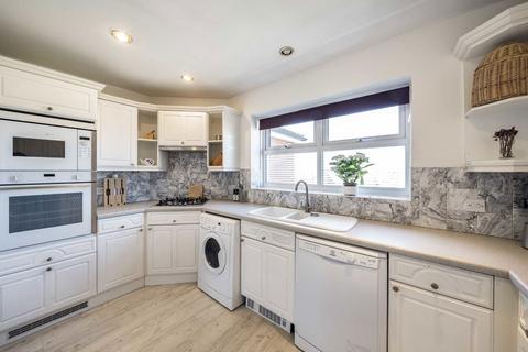 3 bedroom flat for sale, Lisle Close, London SW17