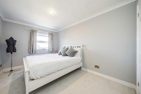 3 bedroom flat for sale, Lisle Close, London SW17