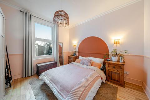 2 bedroom flat for sale, Lyveden Road, London, SW17