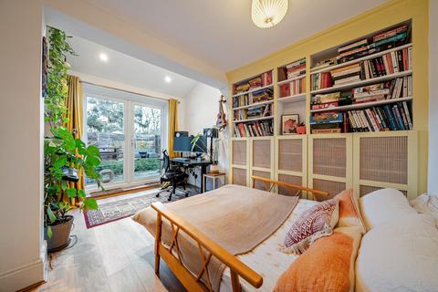 2 bedroom flat for sale, Lyveden Road, London, SW17