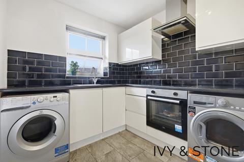 2 bedroom apartment for sale, Maple Close, Ilford, Greater London, IG6