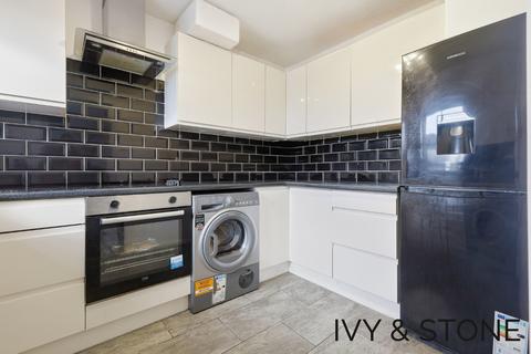2 bedroom apartment for sale, Maple Close, Ilford, Greater London, IG6