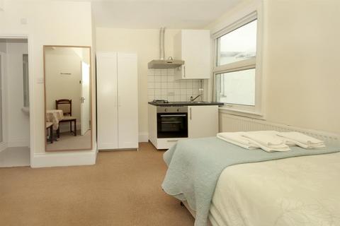 Studio to rent, Uxbridge Road, W3