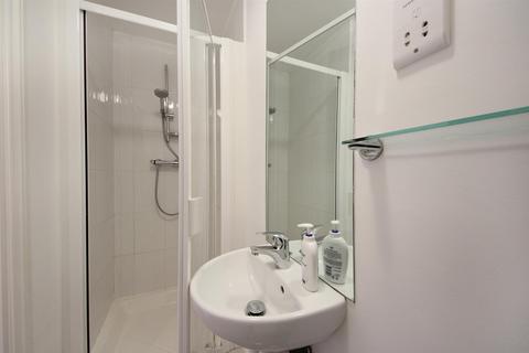 Studio to rent, Uxbridge Road, W3