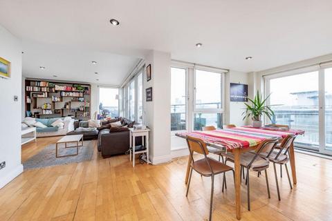 3 bedroom flat to rent, Smugglers Way, London, SW18