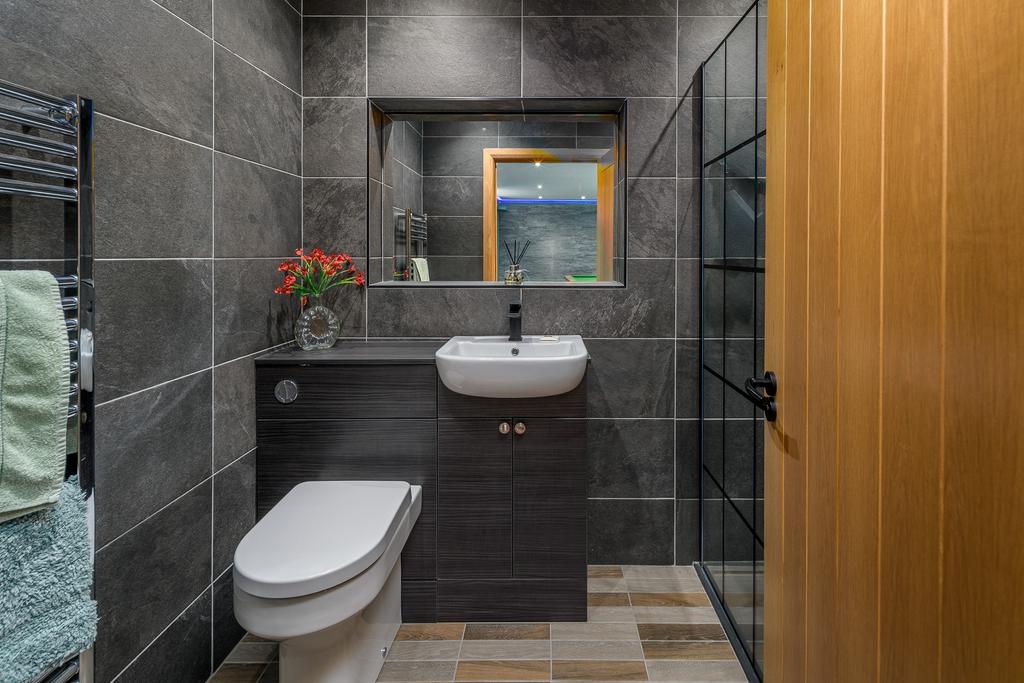 Snooker Room Ensuite-1