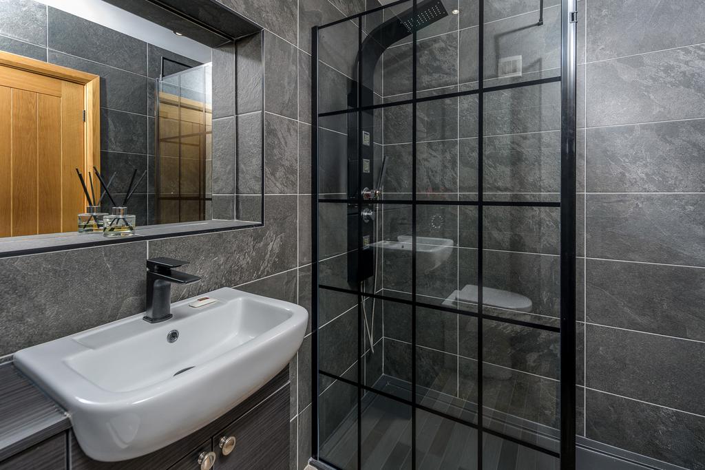 Snooker Room Ensuite-2