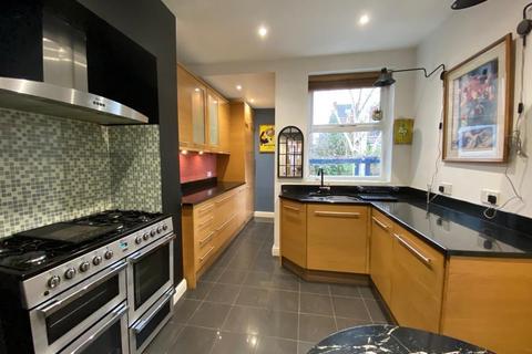 4 bedroom semi-detached house to rent, Whitelow Road, Manchester