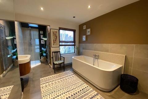 4 bedroom semi-detached house to rent, Whitelow Road, Manchester
