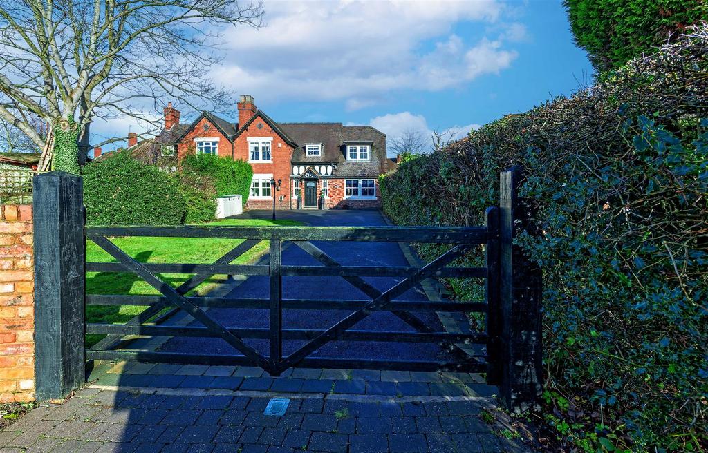 Front with gate closed 1.STPP3186-20260117-Dx O Dee