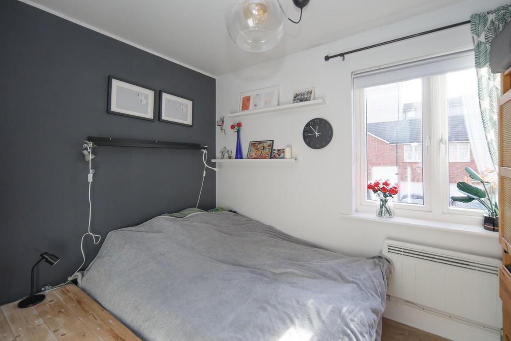 2 Andrews Close-12.jpg