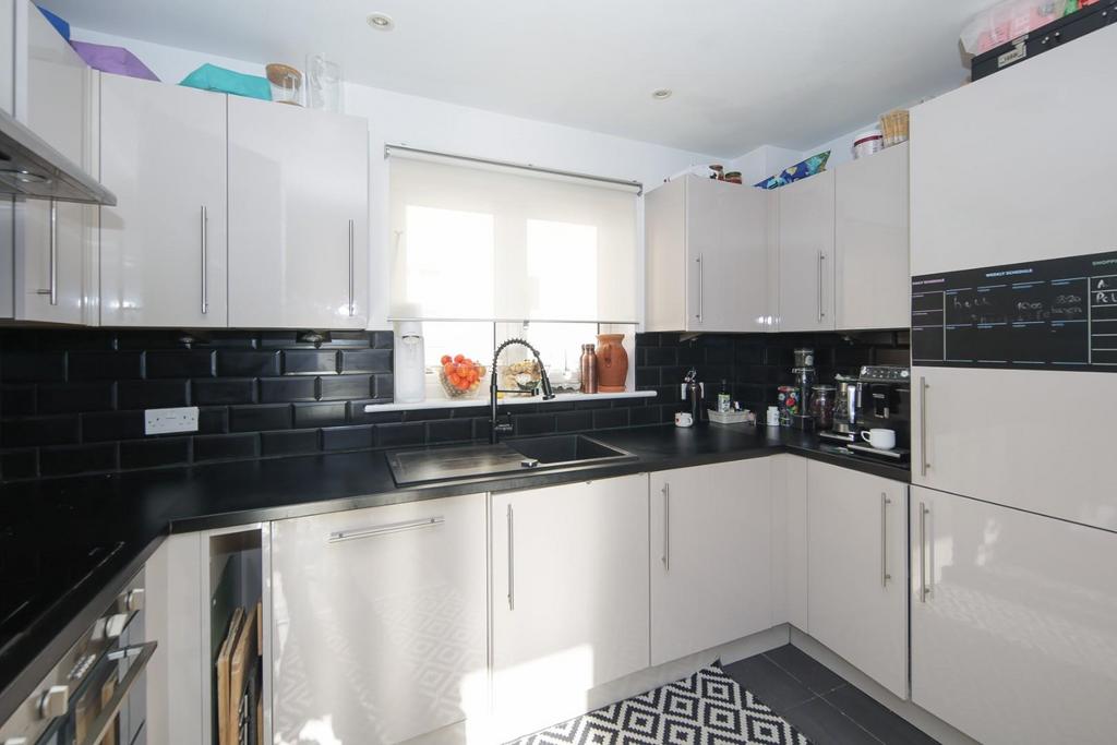 2 Andrews Close-22.jpg