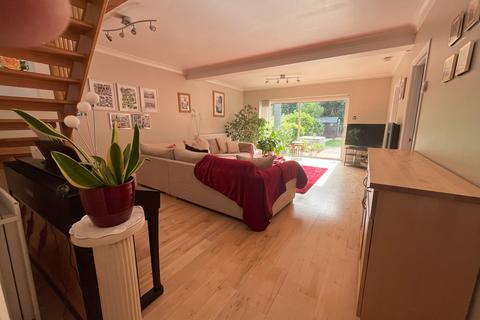 4 bedroom detached house to rent, The Chase, Ickenham UB10