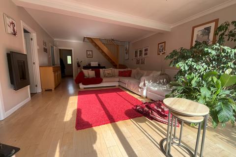 4 bedroom detached house to rent, The Chase, Ickenham UB10