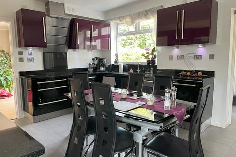 4 bedroom detached house to rent, The Chase, Ickenham UB10