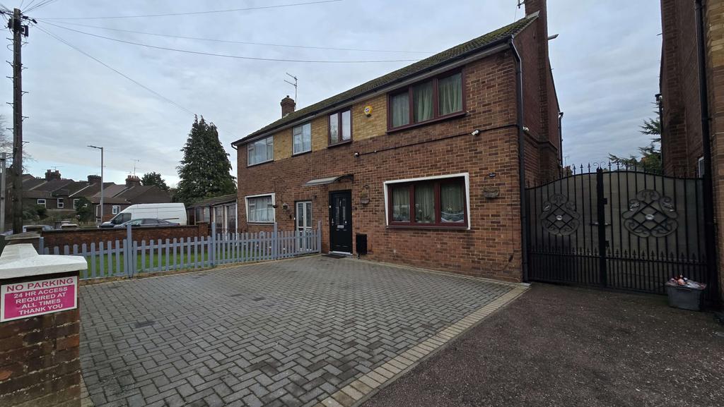 Beautiful &amp; Spacious 2/3 bed Semi-detached house