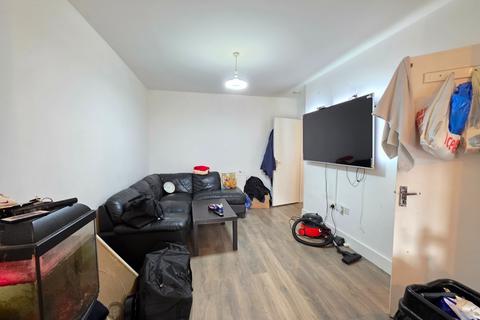 2 bedroom flat to rent, The Circle, Neasden, NW2