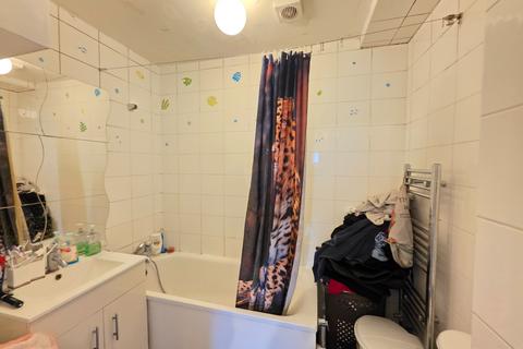 2 bedroom flat to rent, The Circle, Neasden, NW2