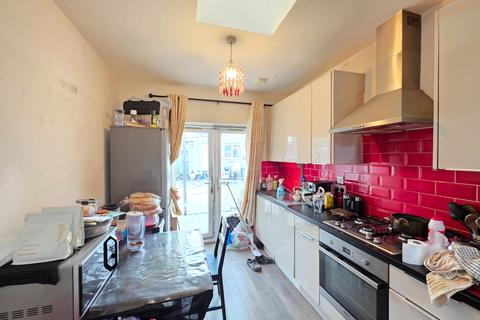 2 bedroom flat to rent, The Circle, Neasden, NW2