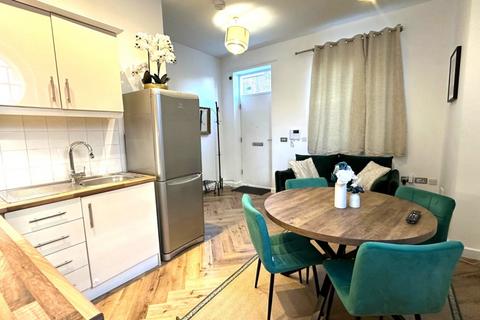 2 bedroom mews to rent, Bartlett Mews, London, E14