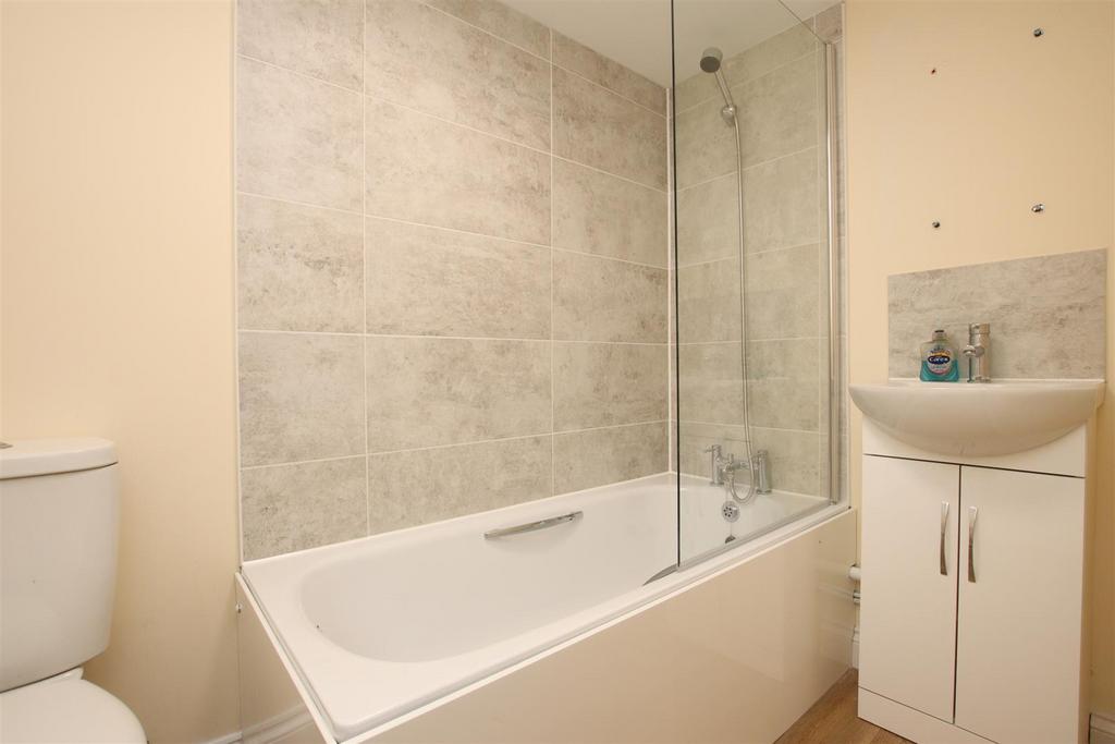 Ensuite bathroom.JPG