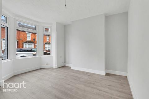 3 bedroom terraced house to rent, Stafford Road, BEDFORD