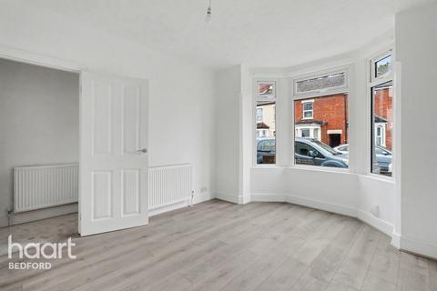 3 bedroom terraced house to rent, Stafford Road, BEDFORD