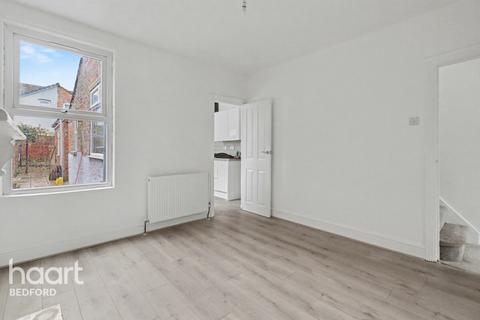 3 bedroom terraced house to rent, Stafford Road, BEDFORD