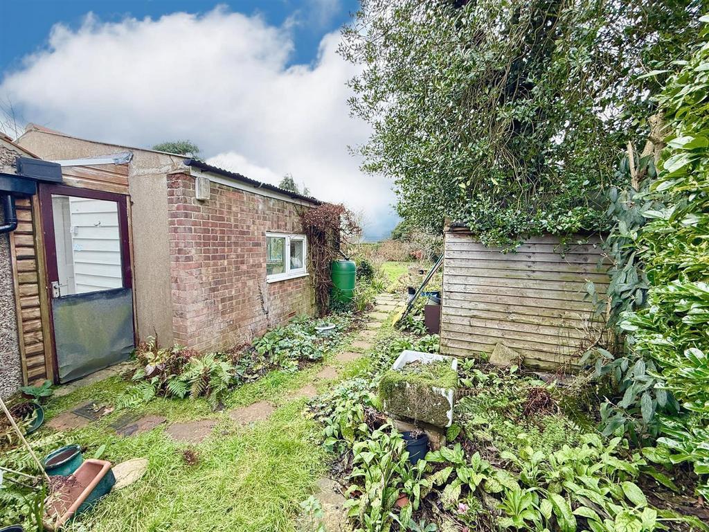 Garden to side