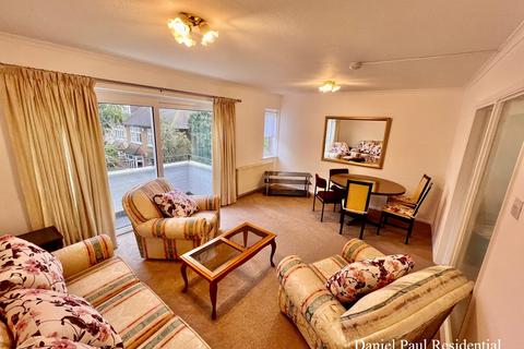2 bedroom flat to rent, Golden Manor