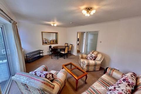 2 bedroom flat to rent, Golden Manor