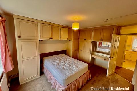 2 bedroom flat to rent, Golden Manor