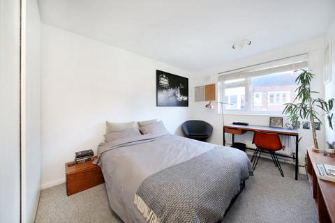2 bedroom flat for sale, Lindsay Court, Battersea High Street, London