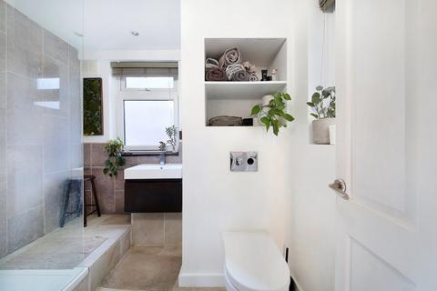 2 bedroom flat for sale, Lindsay Court, Battersea High Street, London