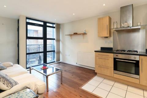 2 bedroom flat to rent, Scott Avenue, London