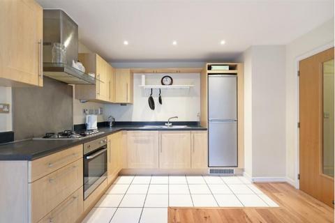 2 bedroom flat to rent, Scott Avenue, London