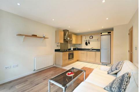 2 bedroom flat to rent, Scott Avenue, London