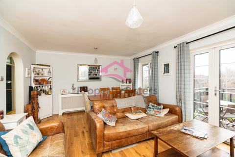 2 bedroom flat for sale, Featherstone Court, Bunns Lane, Mill Hill, NW7