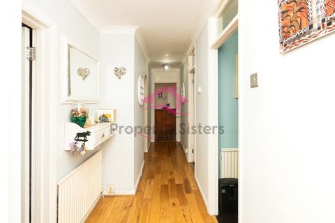 2 bedroom flat for sale, Featherstone Court, Bunns Lane, Mill Hill, NW7