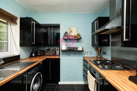 2 bedroom flat for sale, Featherstone Court, Bunns Lane, Mill Hill, NW7