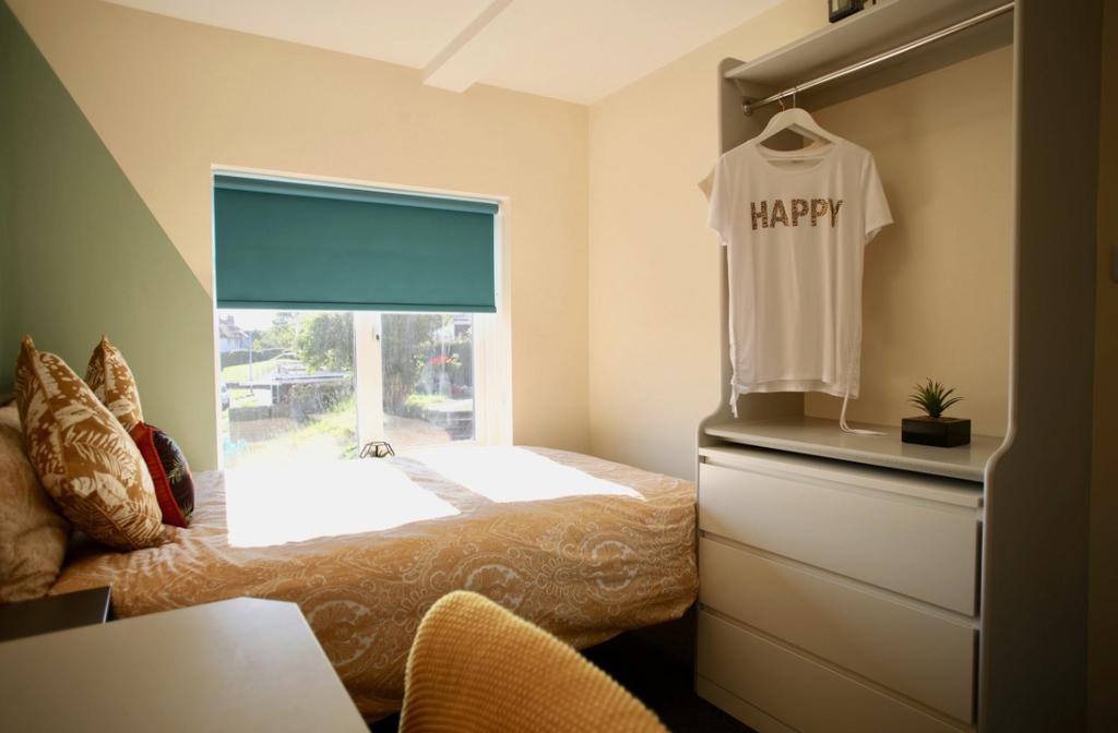Bright and inviting double bedroom featuring co...