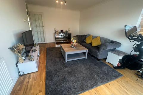 2 bedroom flat to rent, St. Peters Close, Ilford, IG2 7QN