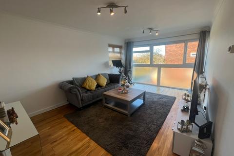 2 bedroom flat to rent, St. Peters Close, Ilford, IG2 7QN