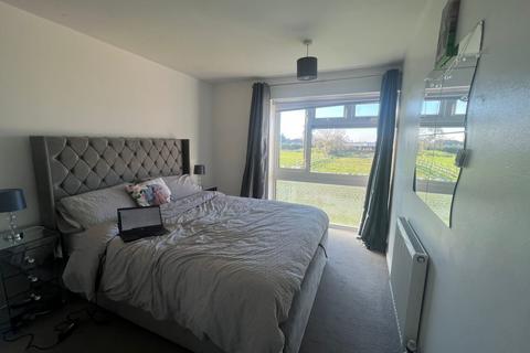 2 bedroom flat to rent, St. Peters Close, Ilford, IG2 7QN