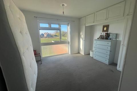2 bedroom flat to rent, St. Peters Close, Ilford, IG2 7QN