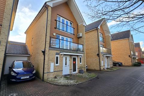 4 bedroom detached house to rent, Edgeworth Close, Slough SL3