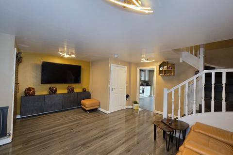 4 bedroom detached house to rent, Edgeworth Close, Slough SL3